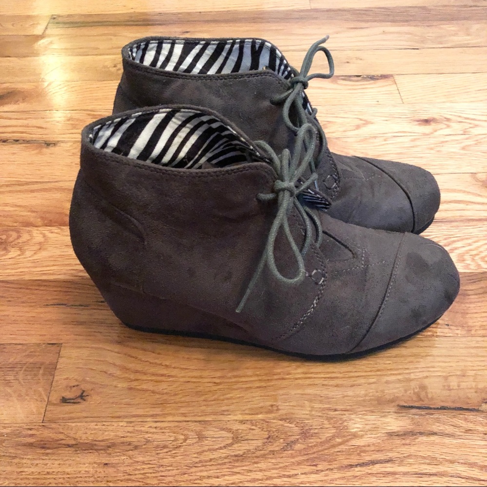 Hot Tomato Women’s Grey Suede Wedges Size 8